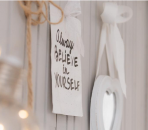 An der Wand hängt ein Zettel auf dem steht: Always BELIEVE in YOURSELF